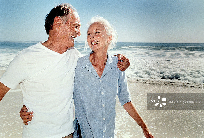 老年夫妇在海滩上图片素材