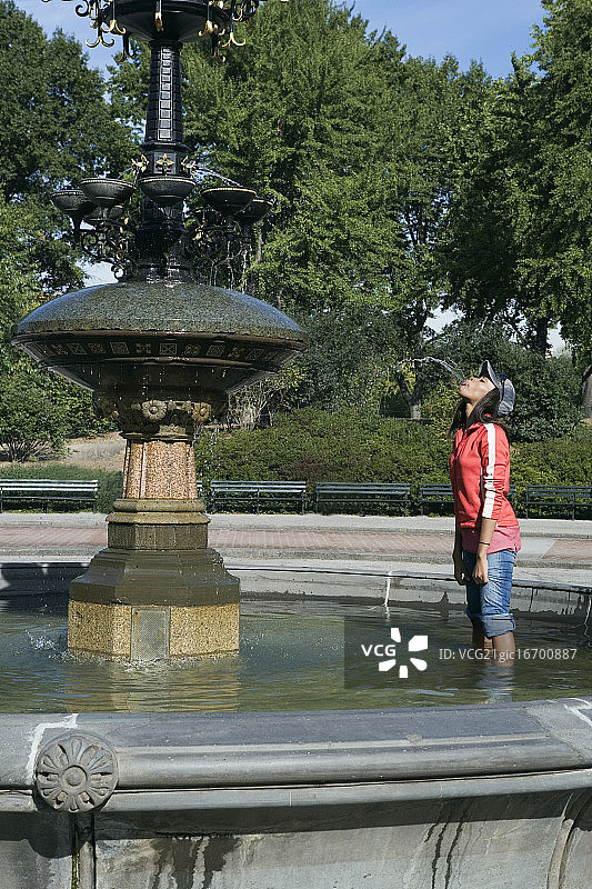 站在喷泉里吐痰的女人图片素材