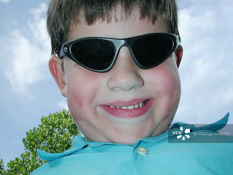 男孩戴着太阳镜在户外图片素材