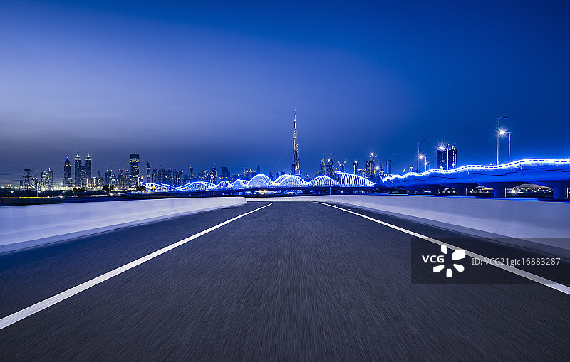 迪拜地标摩天大楼发光桥繁华夜景和道路图片素材