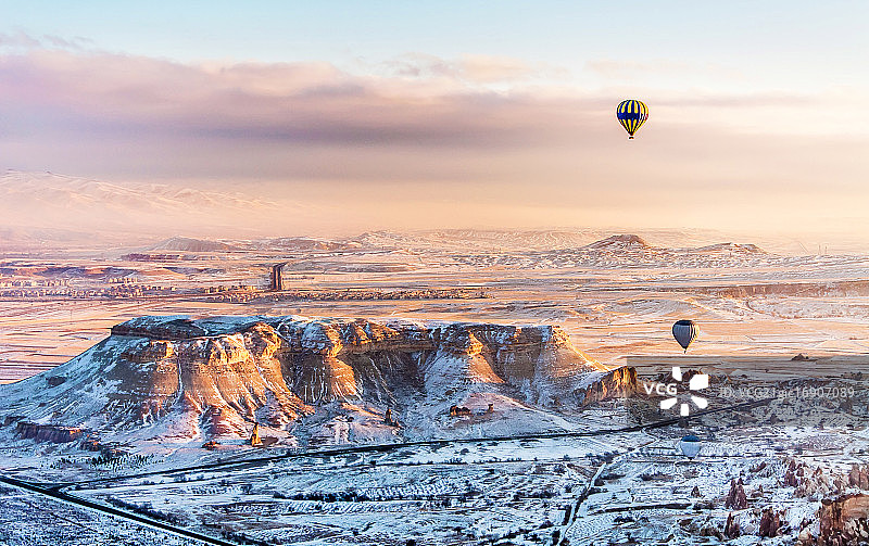 土耳其卡帕多西亚上空的热气球。图片素材