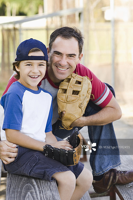 父亲和儿子戴着棒球手套图片素材