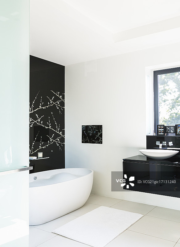 墙壁艺术和浴缸在现代浴室图片素材