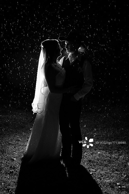 十月雨的婚礼图片素材
