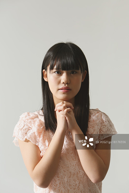 日本年轻女子祈祷图片素材