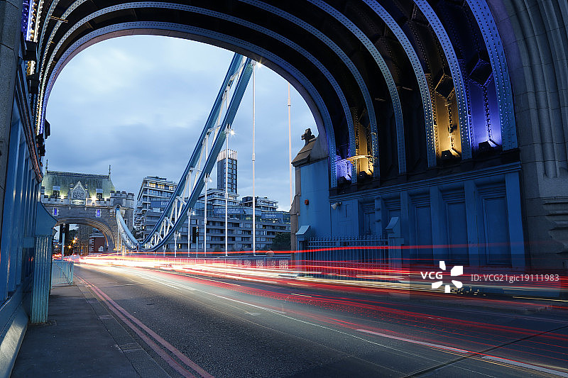 伦敦塔桥与交通路面光轨图片素材