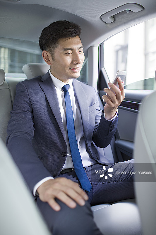 商务男士在车内使用手机图片素材