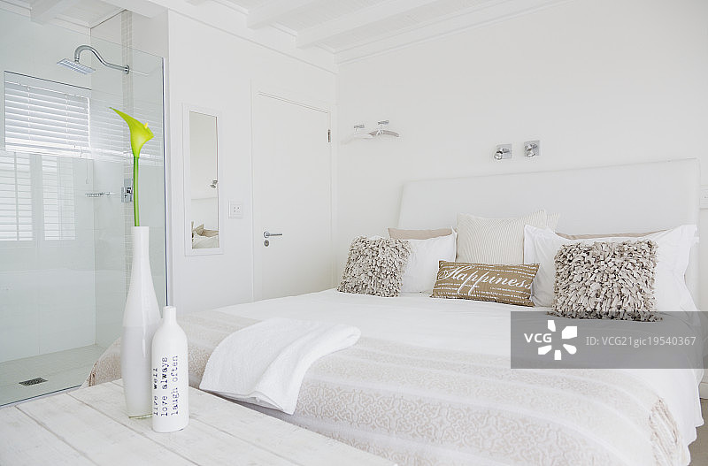 白色的卧室和豪华酒店房间的淋浴图片素材