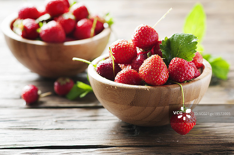 新鲜的草莓放在木桌上图片素材