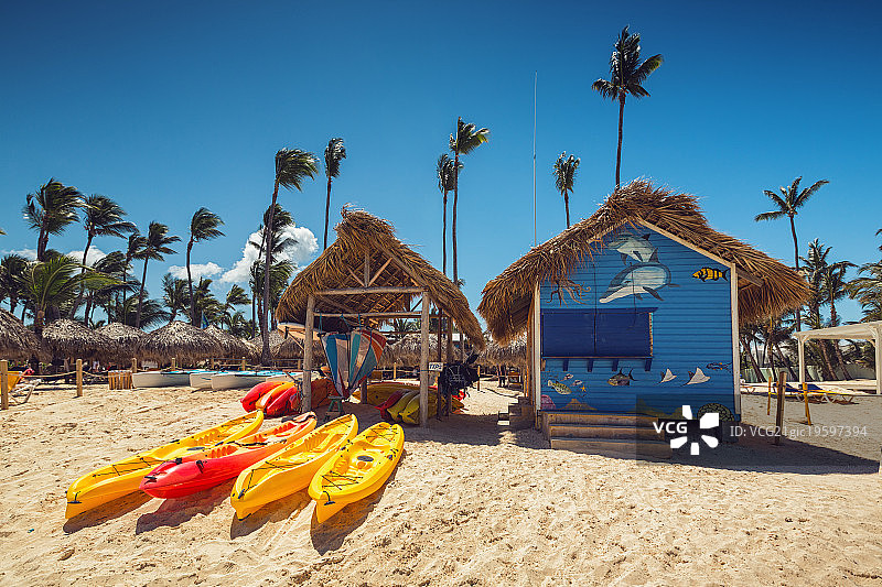 在阳光明媚的热带沙滩上划独木舟图片素材
