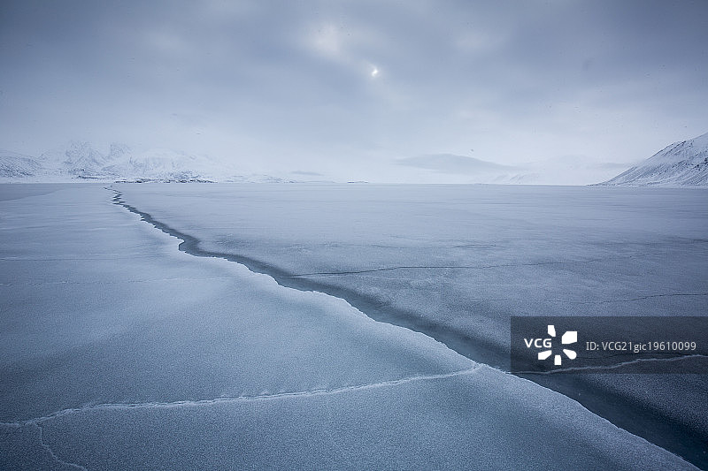 斯匹次卑尔根岛，斯瓦尔巴特群岛，浮冰的切割通向雪山的背景图片素材