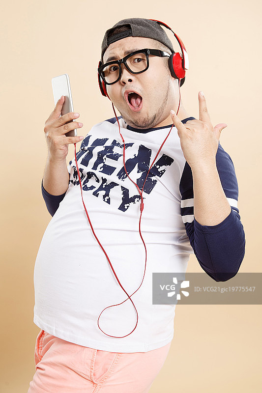 欢乐的肥胖男人听音乐图片素材