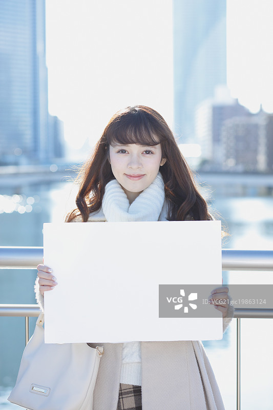年轻貌美的日本女子手持白板图片素材
