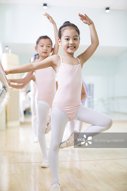 小女孩们练习芭蕾舞图片素材