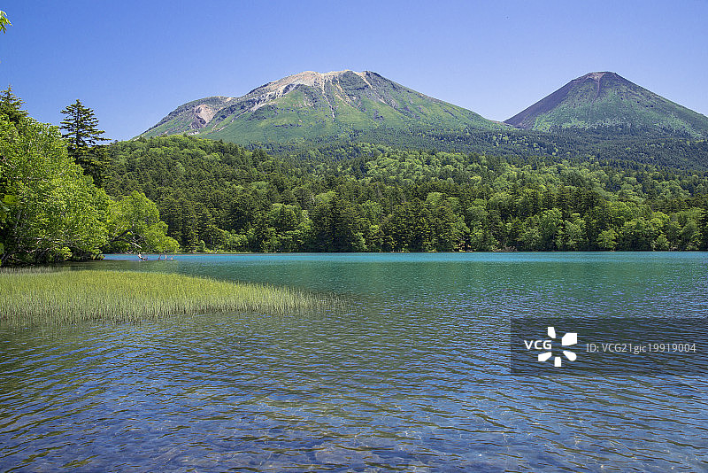 米肯山和赤甘富山，Onnetoh湖，日本北海道赤甘国家公园图片素材