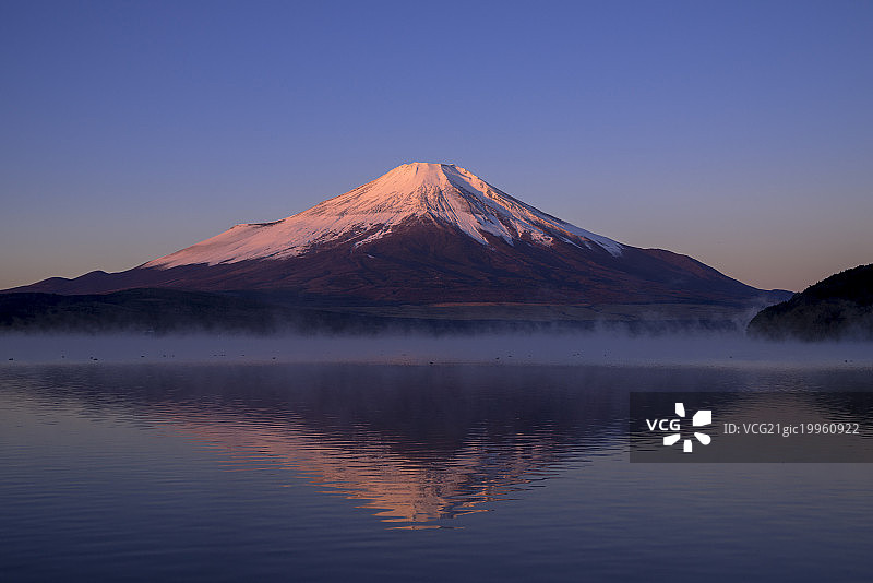 日本山梨县山中村村山中湖和富士山被阳光照红图片素材