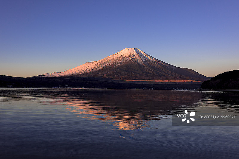 山中子湖和富士山，被阳光照亮的红色，山中子村，山梨县，日本图片素材