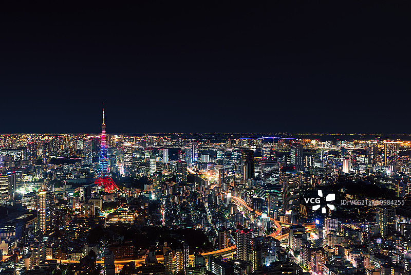 夜晚的东京城市天际线 Tokyo skyline at night full dark图片素材