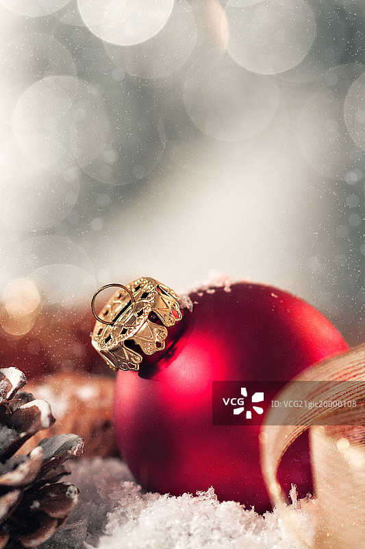 圣诞球装饰有蜡烛，冷杉，坚果，雪和丝带，特写，色调图片素材