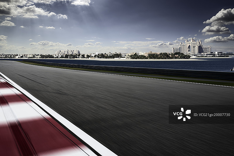 F1赛道速度特效和迪拜海景摩天大楼图片素材