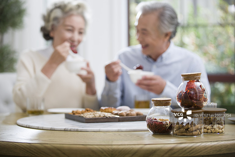 快乐的老年夫妇吃早餐图片素材