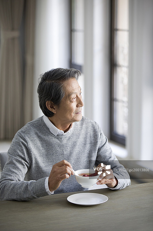 老年男子吃红枣粥图片素材