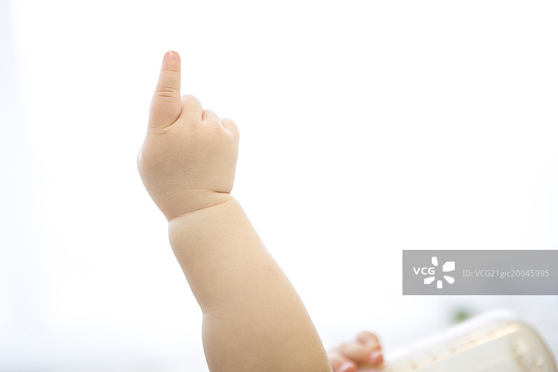 婴儿的手，食指向上图片素材
