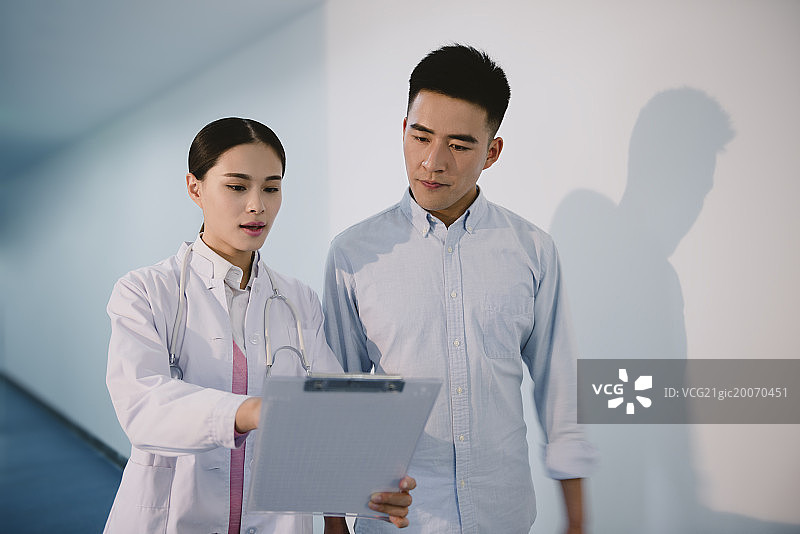 Doctor and patient discussing图片素材