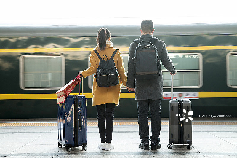 青年情侣在火车站图片素材