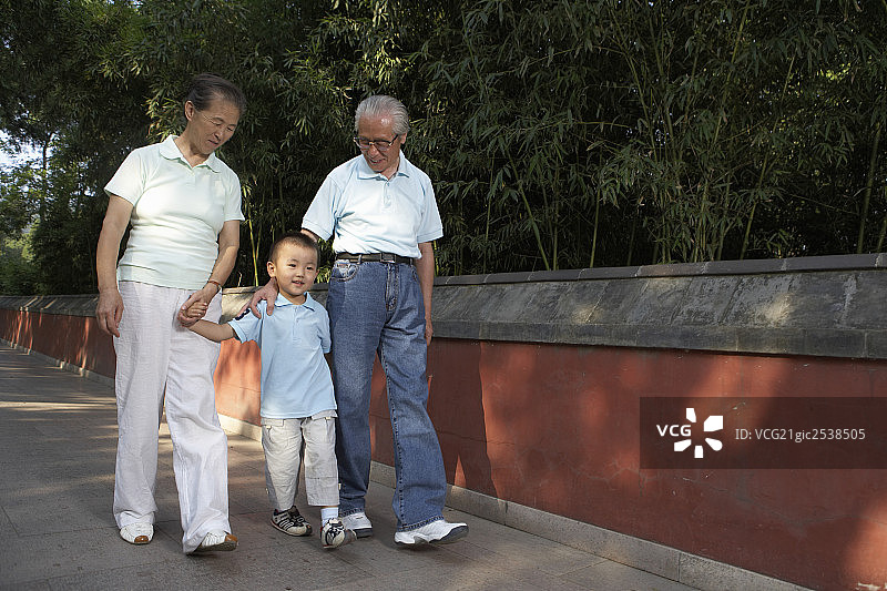 爷爷奶奶和孙子散步图片素材