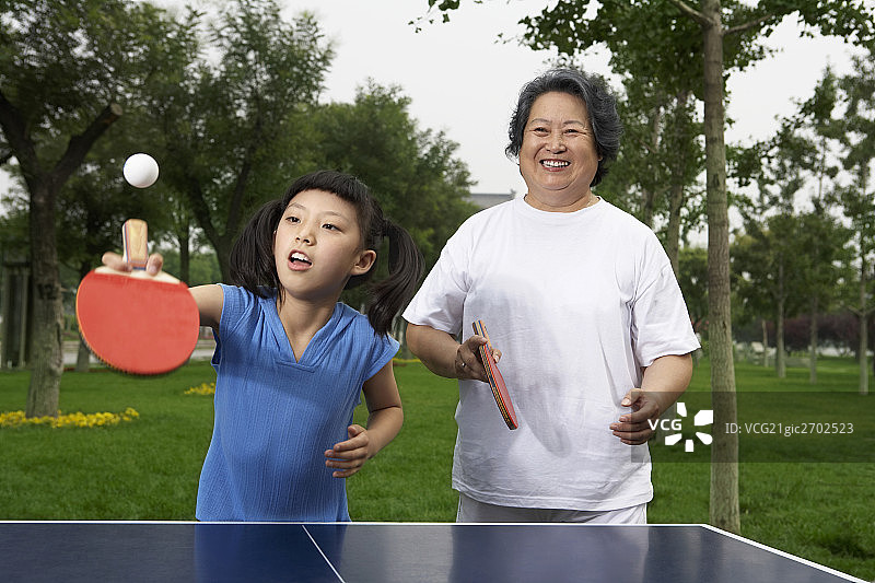 老人和小女孩打乒乓球图片素材