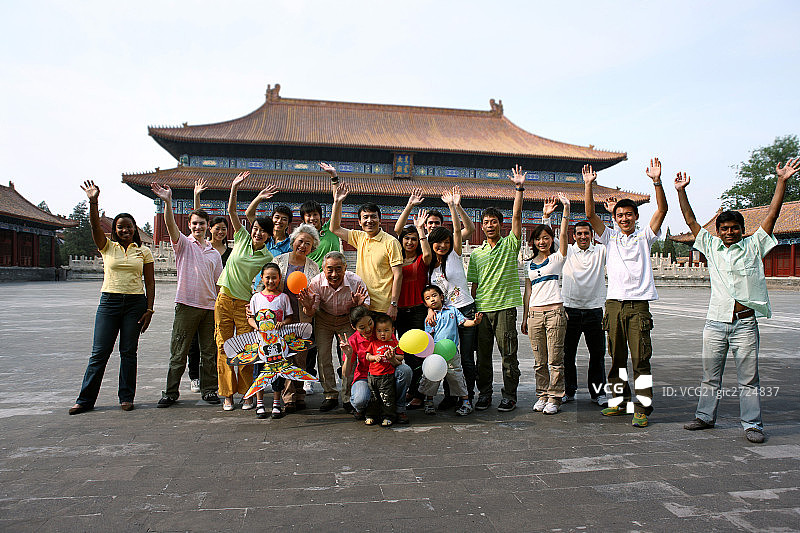 东西方人欢聚在故宫太庙图片素材