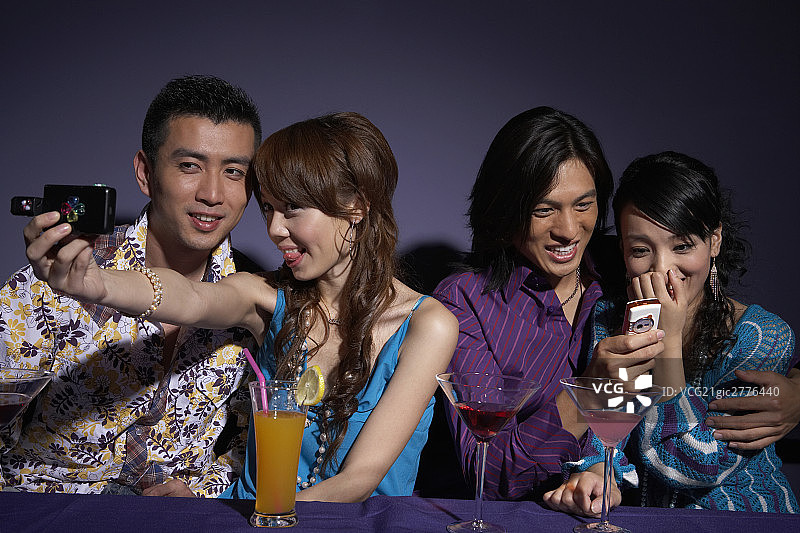 年轻人在酒吧喝酒自拍图片素材