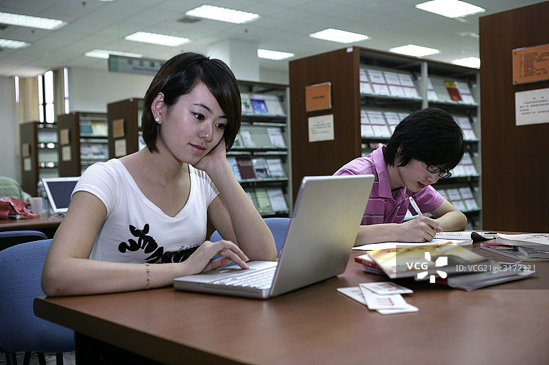 东方学生在图书馆里图片素材