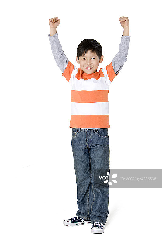 小男孩举起双臂图片素材