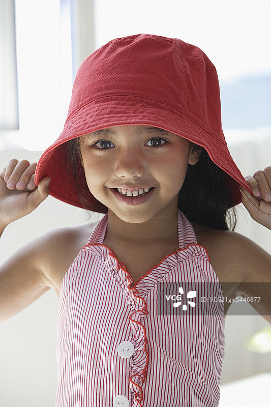 一个戴着红帽子的年轻女孩图片素材