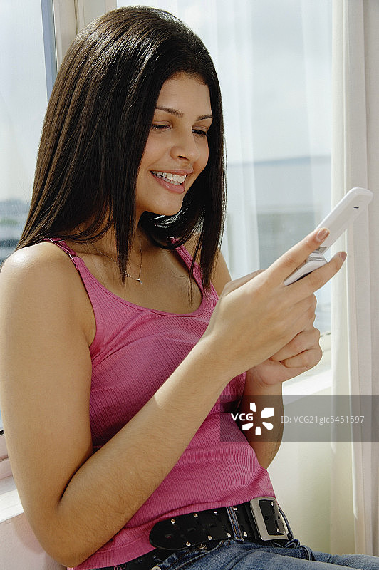 女人用手机，发短信图片素材