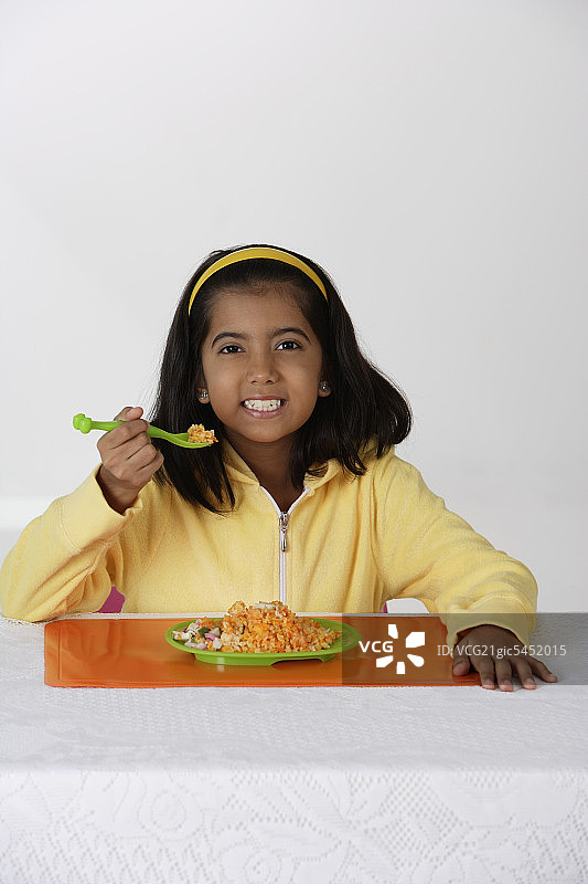 女孩在吃briyani米饭图片素材