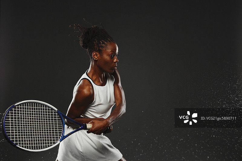 女子网球运动员，反手击球图片素材