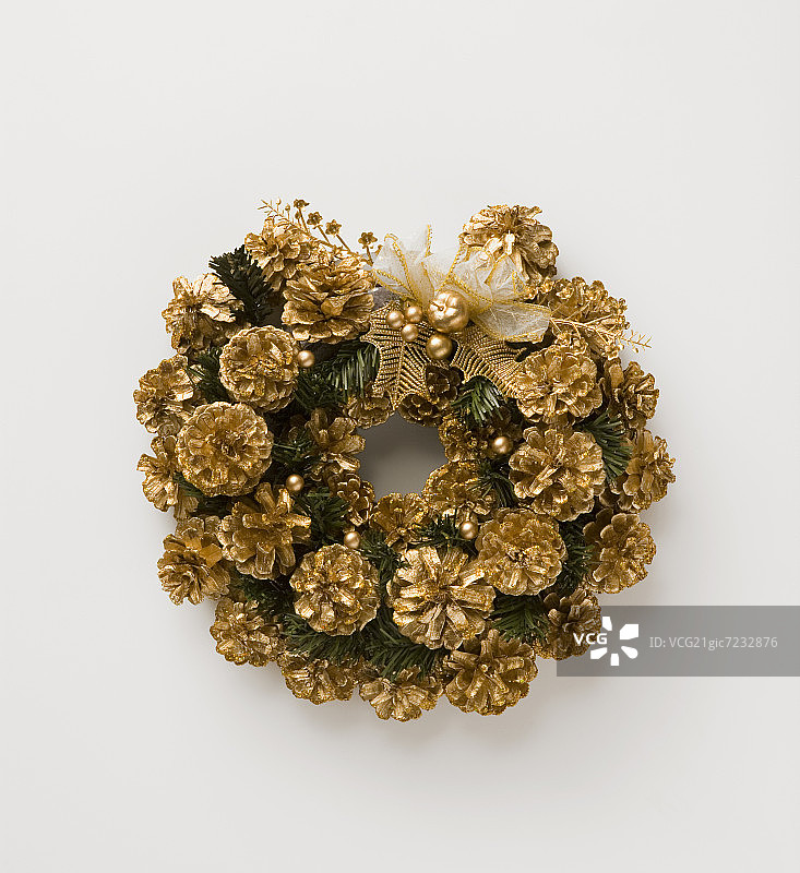 金色的圣诞花环，白色的背景图片素材