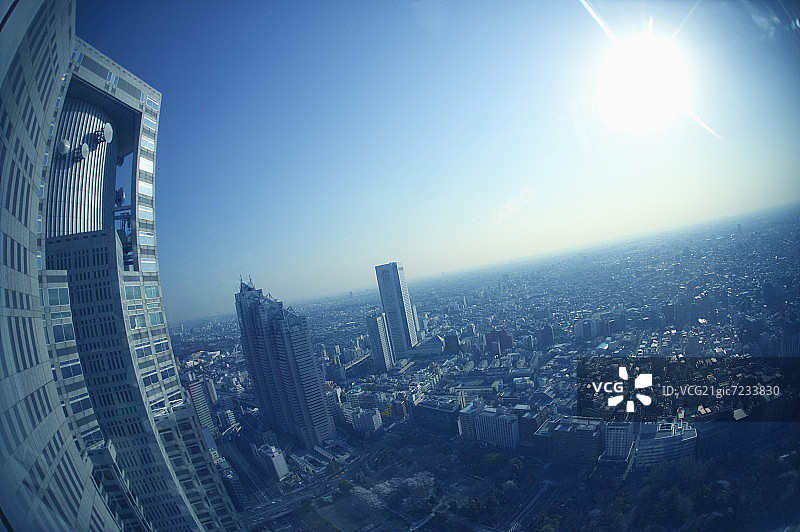 天空下的高楼大厦，鱼眼镜头，日本东京都图片素材