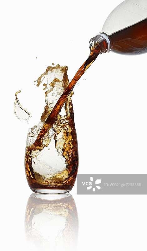 可乐被倒进玻璃杯里图片素材