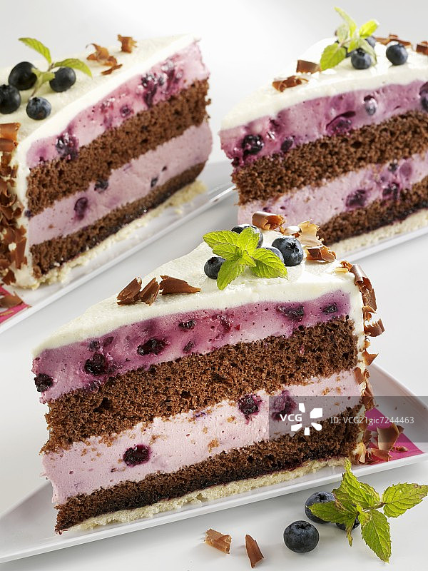 三块蓝莓巧克力蛋糕图片素材