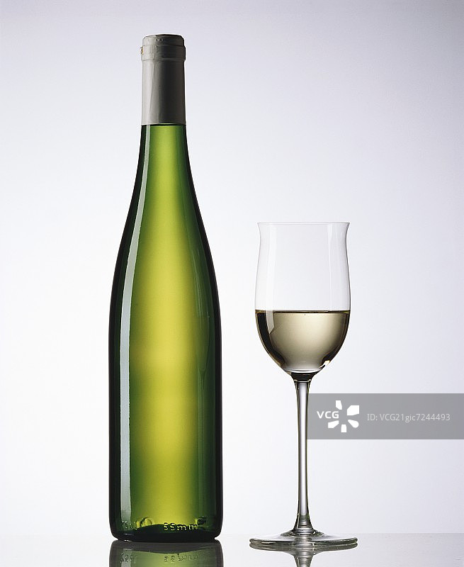 一杯和一瓶白葡萄酒图片素材