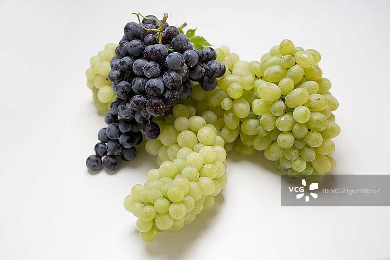 绿葡萄和黑葡萄图片素材