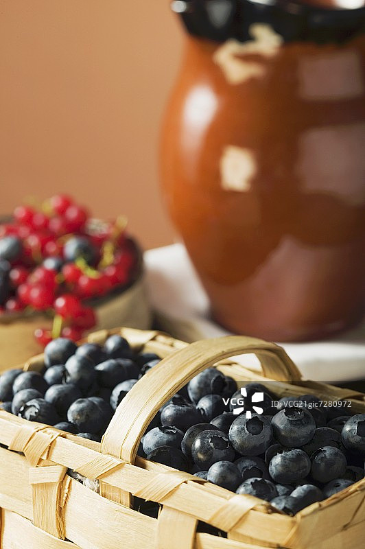 篮子里的蓝莓和一小碗混合浆果图片素材