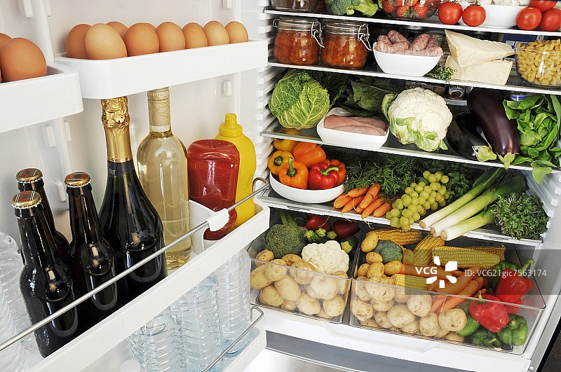 开放式冰箱里的各种食物图片素材