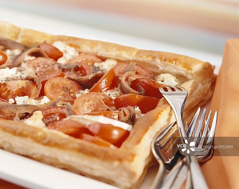 Puff pastry goat鈥檚 cheese, tomato and anchovy tart图片素材