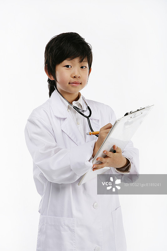 男孩(12-13岁)穿着实验服，手持夹板，肖像，特写图片素材