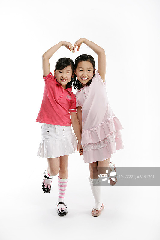 两个女孩(12-13岁)微笑，肖像，特写图片素材
